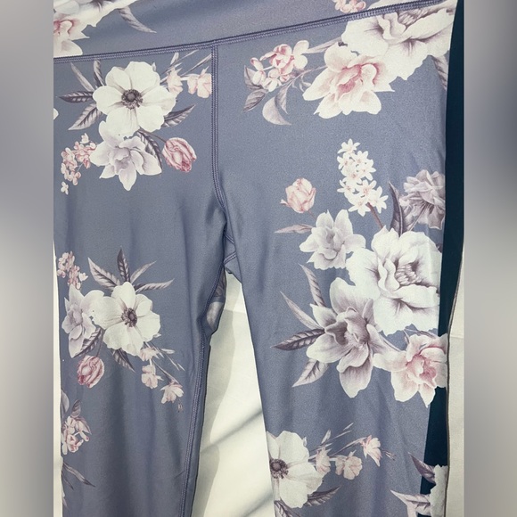 Peloton Wild Flower Reversible Capri Leggings medium - Picture 4 of 5